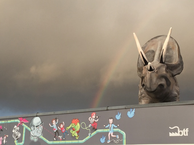 Unsere Hauptbasis "Studio König" mit der berühmten Hoppenbrock-Fassade und der eindrucksvollen Triceratops-Statue auf dem Dach